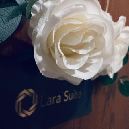 Lara Suite Сомбатгей Екстер'єр фото